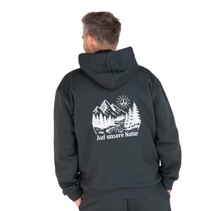 Mann von hinten mit dunkelgrünem Hoodie, auf dem Rücken ein weißes Motiv mit Bergen, Bäumen, Fluss, Sonne und dem Schriftzug 'Auf unsere Natur'