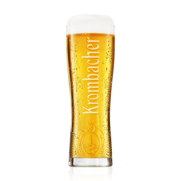 Ein hohes Bierglas mit Schaum und dem Schriftzug 'Krombacher' auf der Glasfront