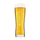 Ein hohes Bierglas mit Schaum und dem Schriftzug 'Krombacher' auf der Glasfront