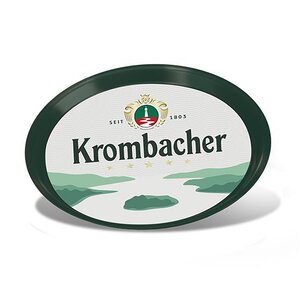Ovales Tablett mit grünem Rand und Krombacher-Logo sowie Landschaftsillustration in der Mitte