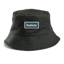 Dunkelgrüner Bucket Hat mit rechteckigem Krombacher-Logo auf der Vorderseite
