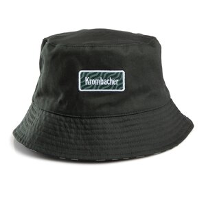 Dunkelgrüner Bucket Hat mit rechteckigem Krombacher-Logo auf der Vorderseite