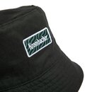 Seitenansicht von dunkelgrünem Bucket Hat mit rechteckigem Krombacher-Logo auf der Vorderseite