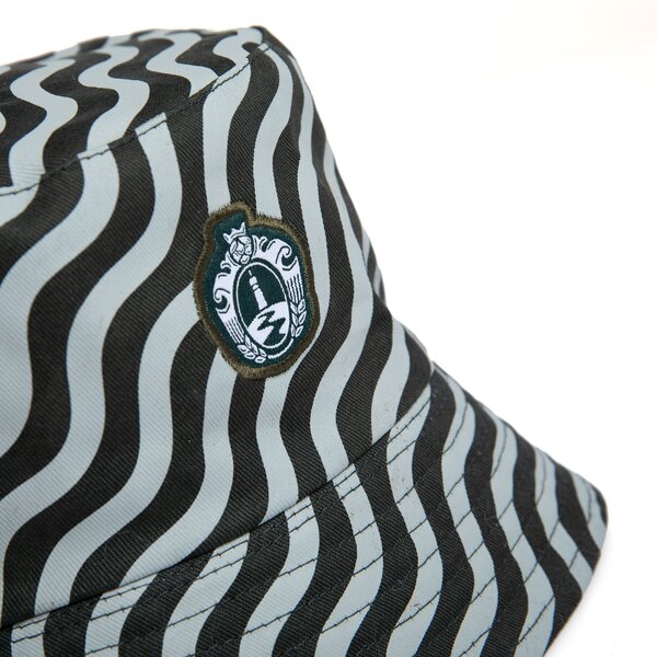 Buckethat mit grün weißem wellenförmigem Muster und kleinem aufgenähtem Krombacher Wappen