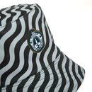 Buckethat mit grün weißem wellenförmigem Muster und kleinem aufgenähtem Krombacher Wappen