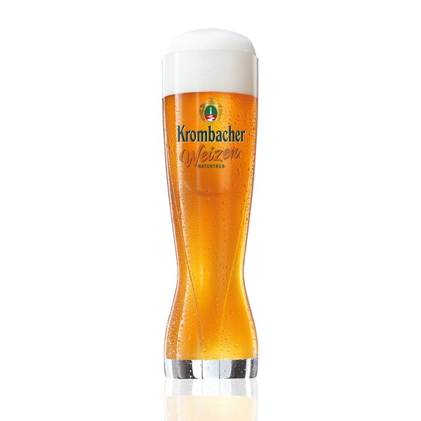 Schlankes Weizenglas mit Schaumkrone und dem Schriftzug 'Krombacher Weizen NATURTRÜB'