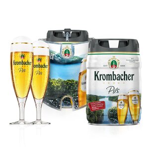 Zwei gefüllte Krombacher Pils-Gläser neben zwei Krombacher Pils-Fässern mit Landschaftsbild und Logo