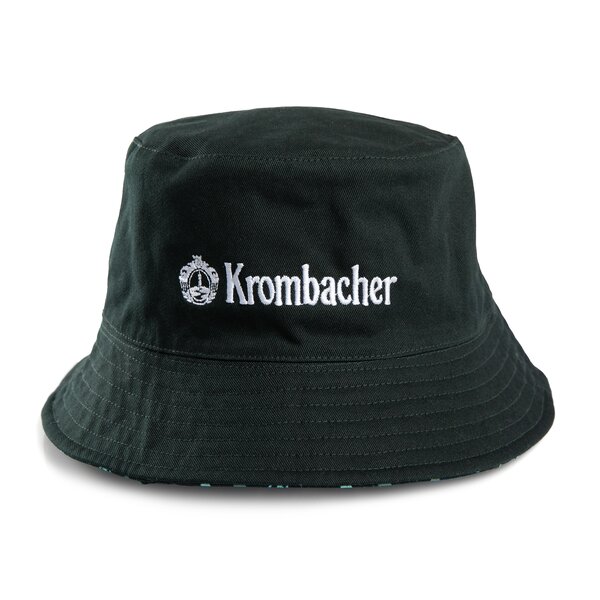 Dunkel grüner Bucket Hat mit weißer Stickerei des Krombacher-Logos und Schriftzugs