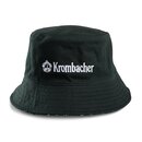 Dunkel grüner Bucket Hat mit weißer Stickerei des Krombacher-Logos und Schriftzugs