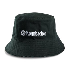 Dunkel grüner Bucket Hat mit weißer Stickerei des Krombacher-Logos und Schriftzugs