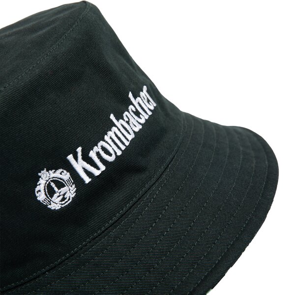 Dunkel grüner Bucket Hat mit weißer Stickerei des Schriftzugs 'Krombacher' und einem Wappenlogo