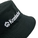 Dunkel grüner Bucket Hat mit weißer Stickerei des Schriftzugs 'Krombacher' und einem Wappenlogo
