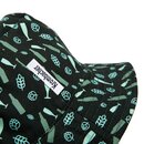 Dunkel grüner Bucket Hat mit hellblau-grünen Mustern aus Bierflaschen, Biergläsern und Hopfendolden sowie einem weißen Krombacher-Logoetikett