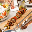 Gemüsespieß mit Zucchini, Paprika und Champignons auf einem Holzbrett neben einem Salat in Glasschüssel und einer Flasche Krombacher Radler 0,0