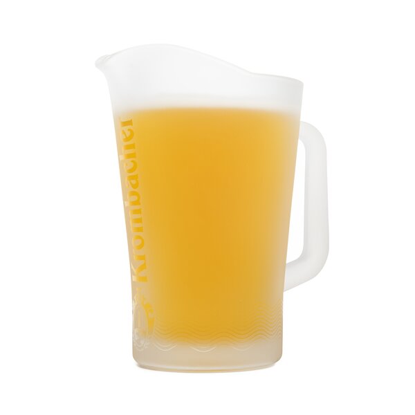 Pitcher aus Milchglas mit Henkel gefüllt mit Krombacher Pils und Logo vorne drauf.