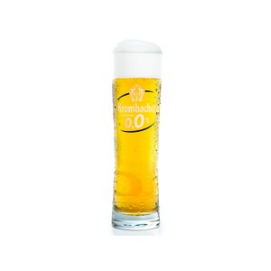 Alkoholfreies Pils in einem hohen, schlanken Glas mit Krombacher 0,0% Logo.