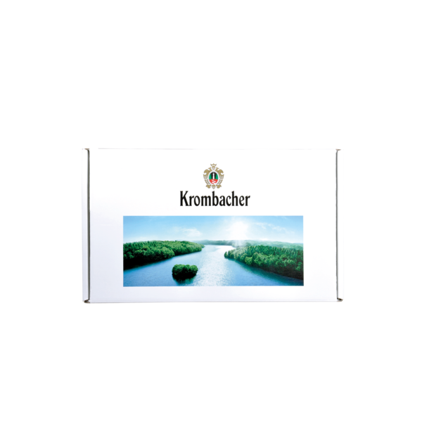 Weiße Verpackung für sechs Mein Krombacher Flaschen mit Seemotiv darauf vor weißem Hintergrund.