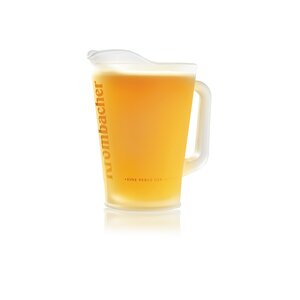 Krombacher Pils für die gesamte Runde. Satinierter Glas-Pitcher mit Krombacher-Logo und Gravur 'Eine Perle der Natur'.