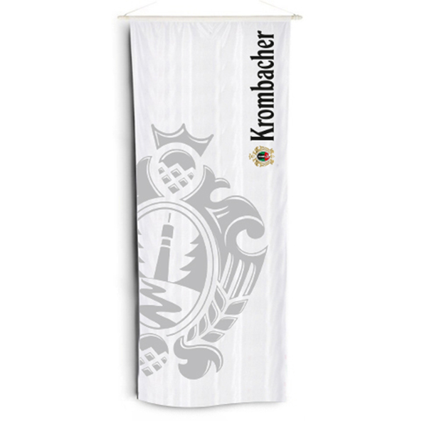 Bannerfahne mit Krombacher-Logo und Wappen-Design im Hintergrund in Grau auf Weiß.