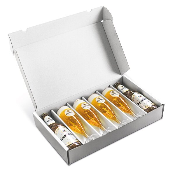 Krombacher Adventskranz-Set mit vier Biergläsern und zwei Flaschen Krombacher Pils in Geschenkbox.