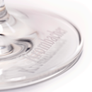 Fuß eines Glases mit eingraviertem Schriftzug 'Krombacher'.