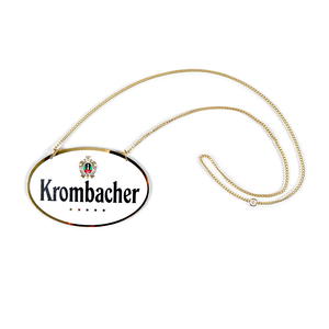 Krombacher Zapfhahnschild mit ovalem Anhänger und goldfarbener Kette.
