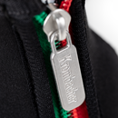 Metallischer Reißverschlussanhänger mit dem Schriftzug 'Krombacher' an einem Neopren-Flaschenkühler.