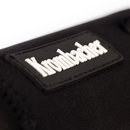 Schwarzer Neopren-Flaschenkühler mit weißem 'Krombacher' Schriftzug auf einem rechteckigen Label.