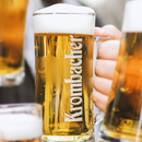 Anstoß-Szenerie mit frisch gezapftem Krombacher Pils in Seidel-Gläsern.