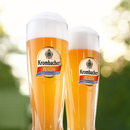 Close up von zwei Krombacher Weizengläsern Alkoholfrei mit Logo.