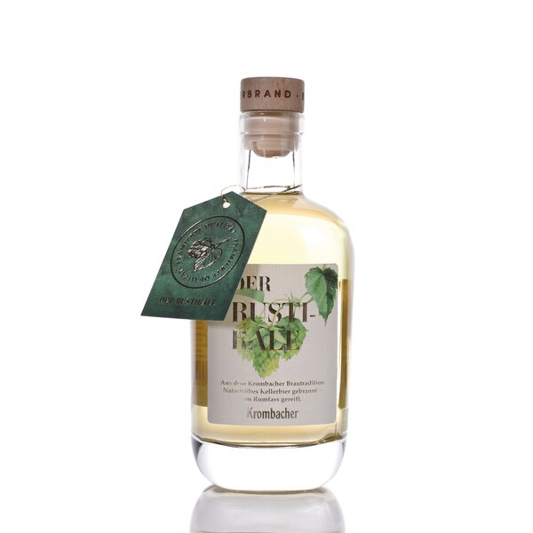 Flasche Krombacher Bierbrand 'Der Rustikale' vor weißem Hintergrund.