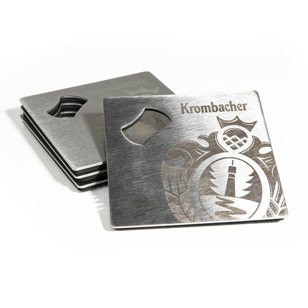 Vier quadratische Metalluntersetzer mit Krombacher-Logo und integriertem Flaschenöffner.
