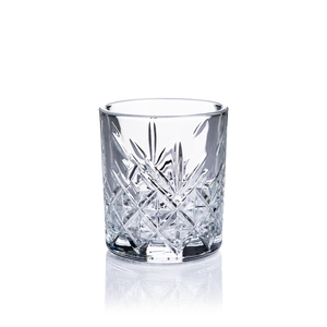 Facettiertes Kristallglas. Kristallglas mit facettiertem Schliff, geeignet für Spirituosen.