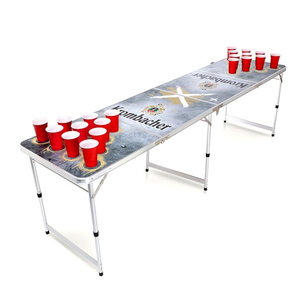 Beerpongtisch mit Krombacher-Logo und roten Bechern in Spielaufstellung.