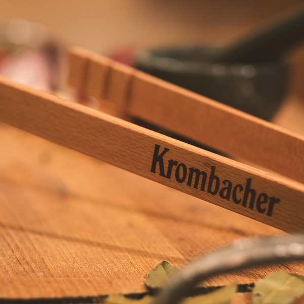 8998_krombachershop_Grillzange Holz_Mood_1